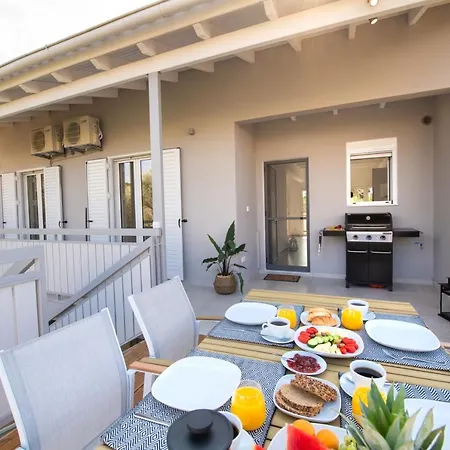 Summer Vibes Tsoukaládhes